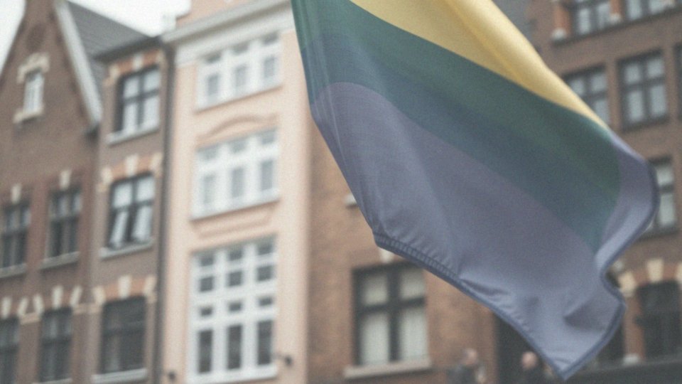 Jak historia flagi LGBT wpłynęła na dzisiejsze znaczenie?